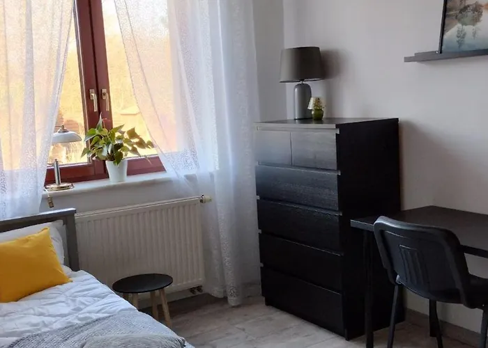 Przytulny Z Parkingiem Na Przedmiesciach Wroclawia By Renters Bielany Wrocławskie