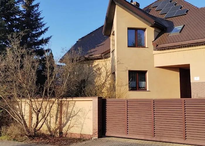 Przytulny Z Parkingiem Na Przedmiesciach Wroclawia By Renters